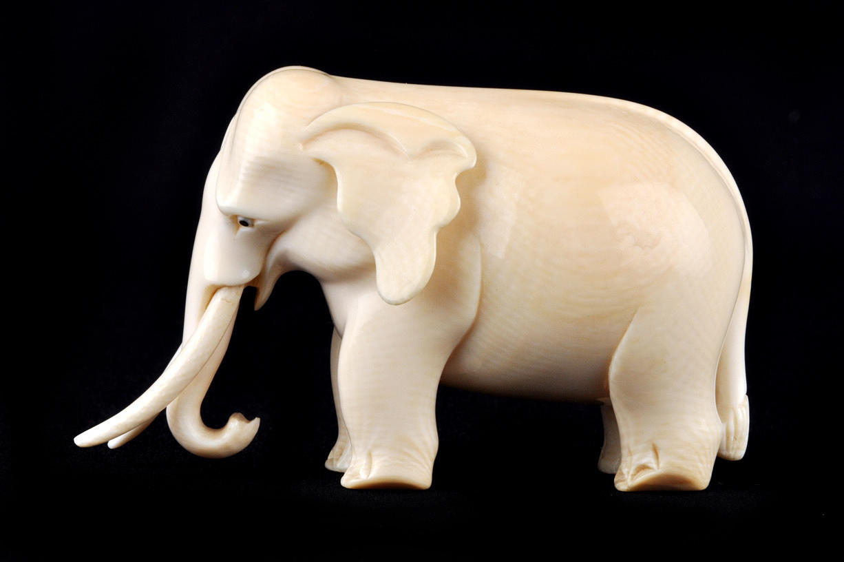 ELEFANT. Delikat snidat benarbete, mycket detaljerat.