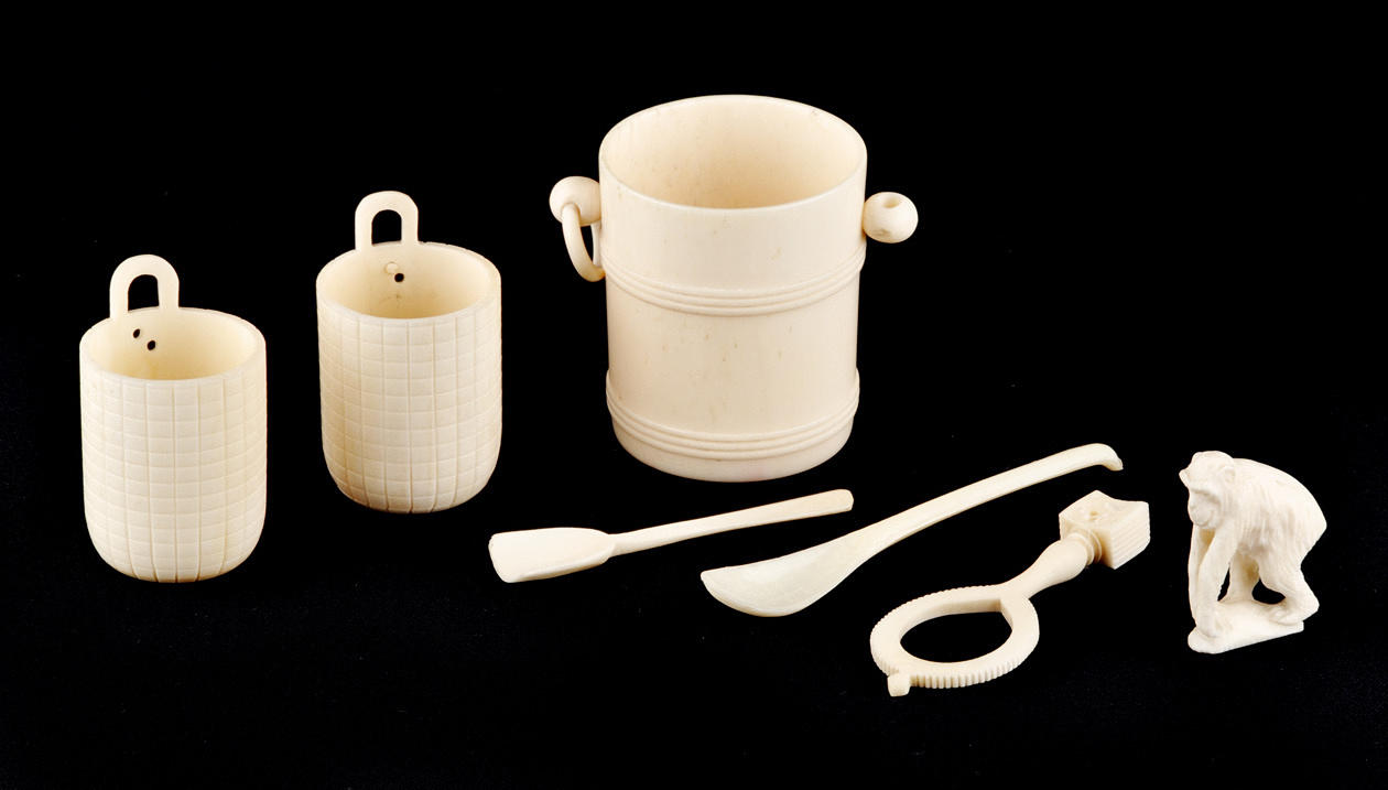 7 OBJEKTE AUS BEIN. Uppsättning av diverse sniderier.