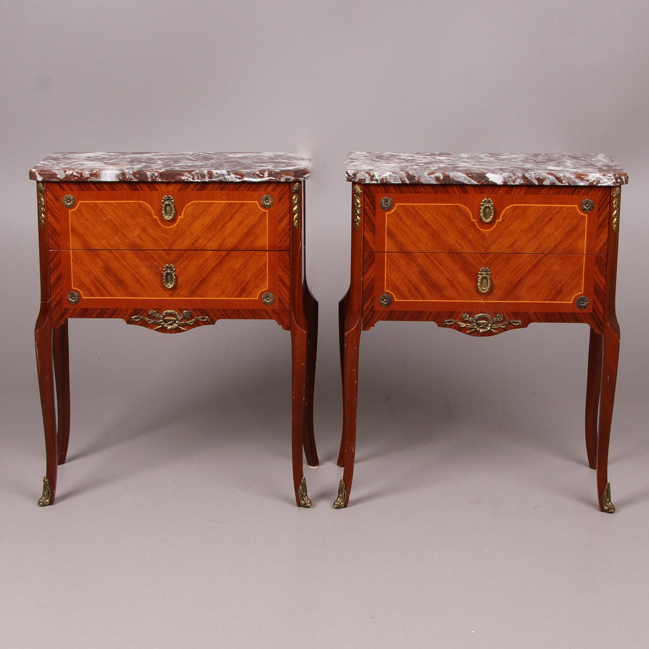 BYRÅER, ett par, med stenskiva, rokokostil, 1900-tal.