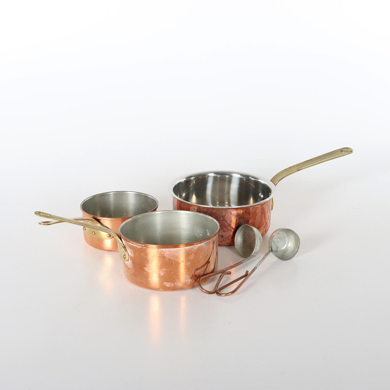 KASTRULLER, koppar och mässing, 3 st.