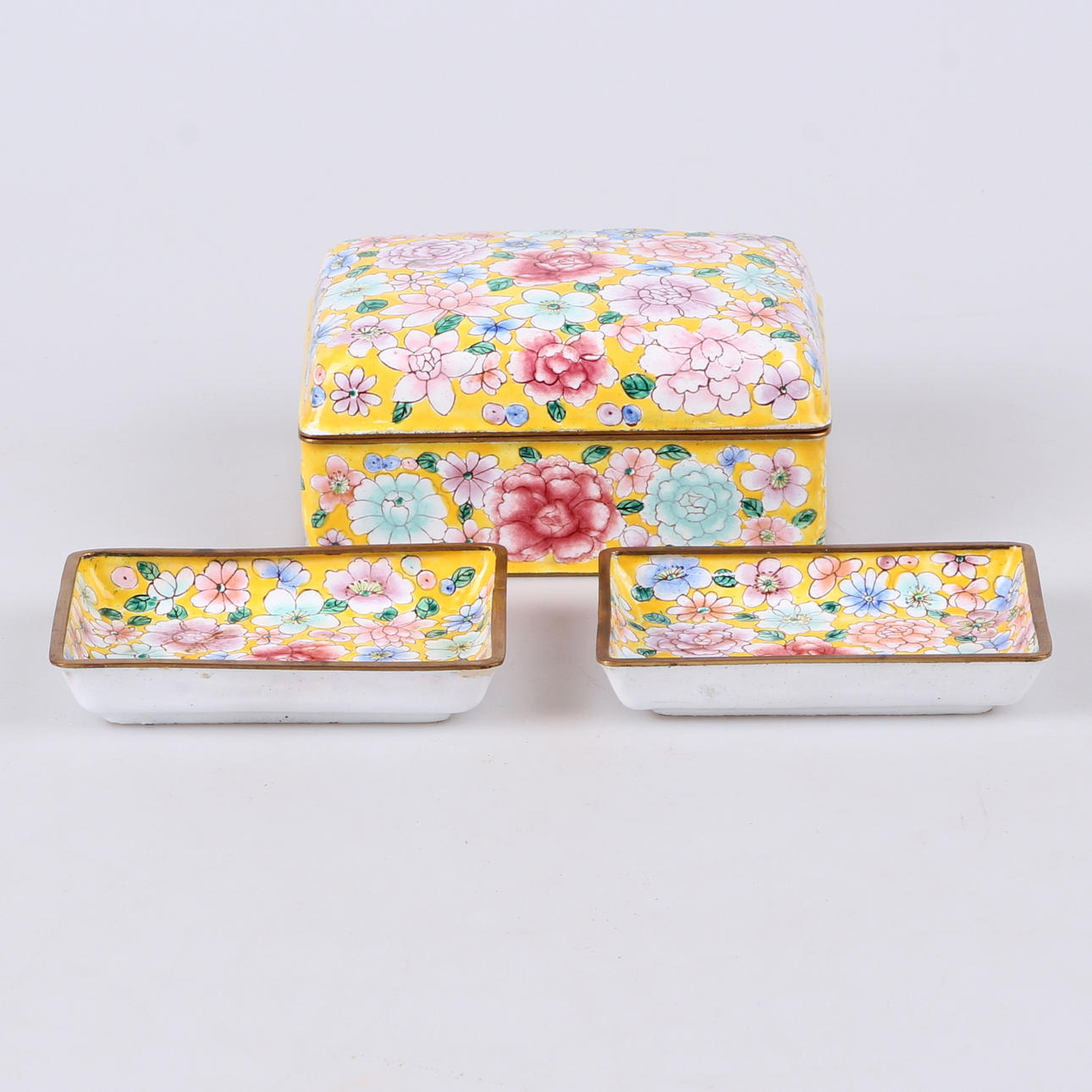 LOCKASK, samt 2 fat, emalj, Kina, 1900-tal.