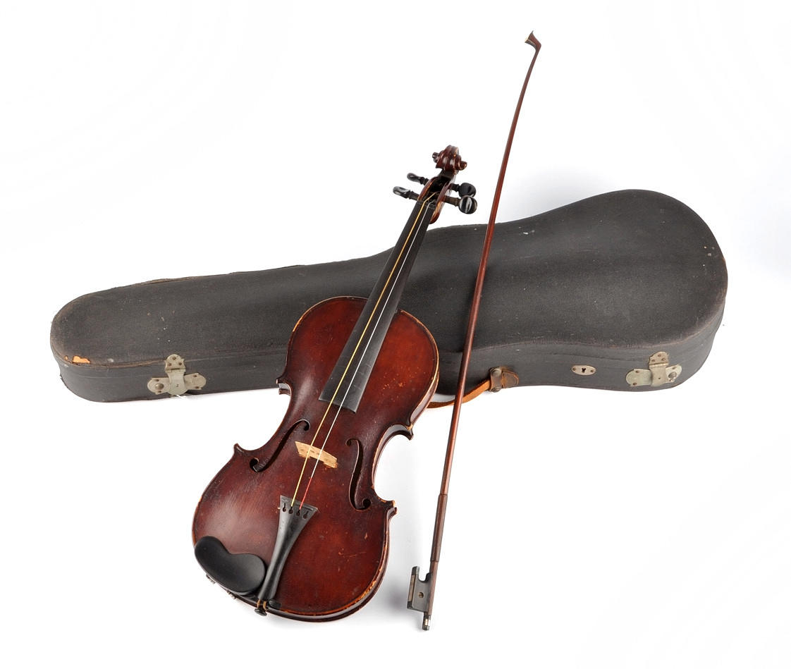 GEIGE UM 1900. Oläsligt handskriven på insidan och inskriven Wuwe & chicago.