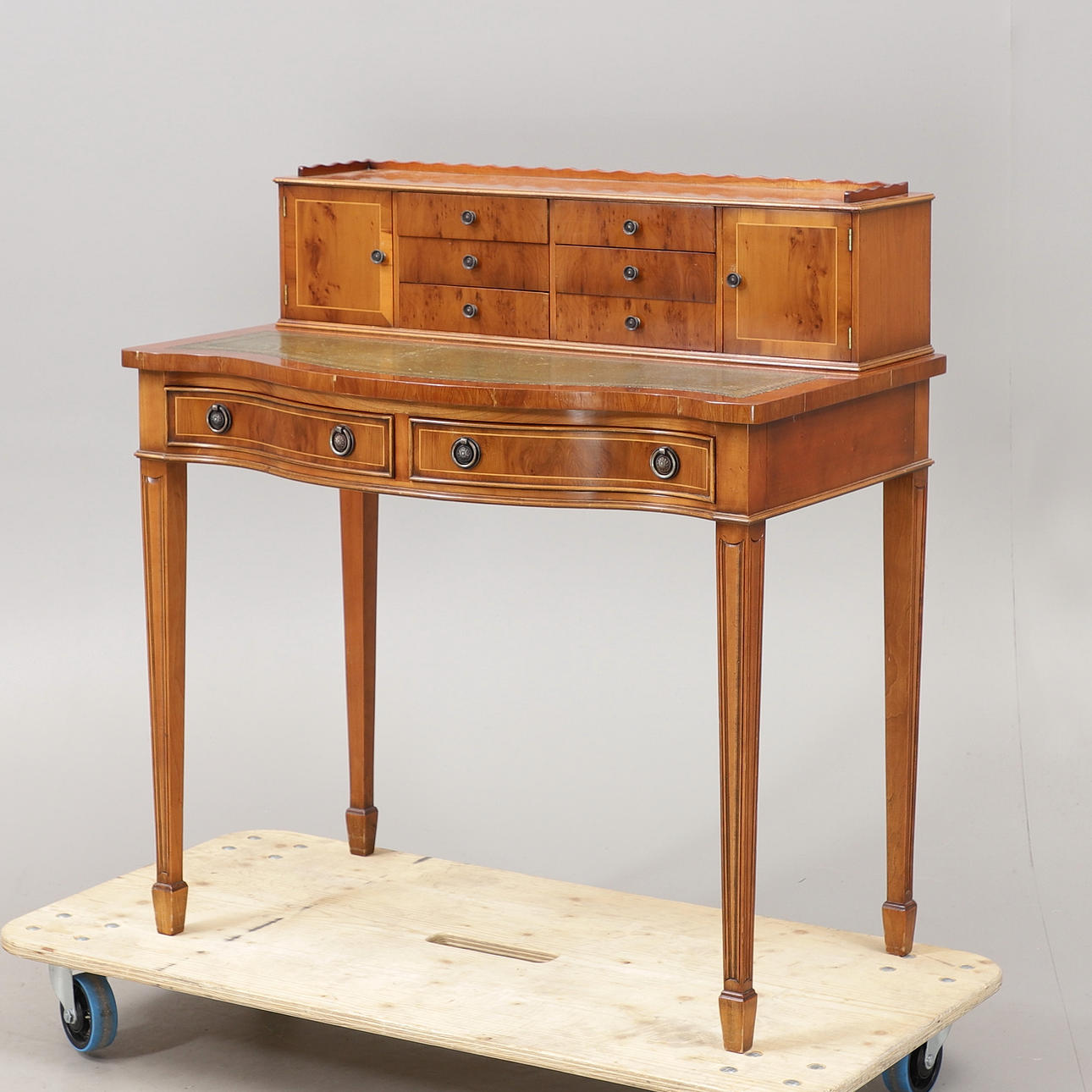 DAMENSCHREIBTISCH, Eibe, englischer Stil, JC-Möbel, England.