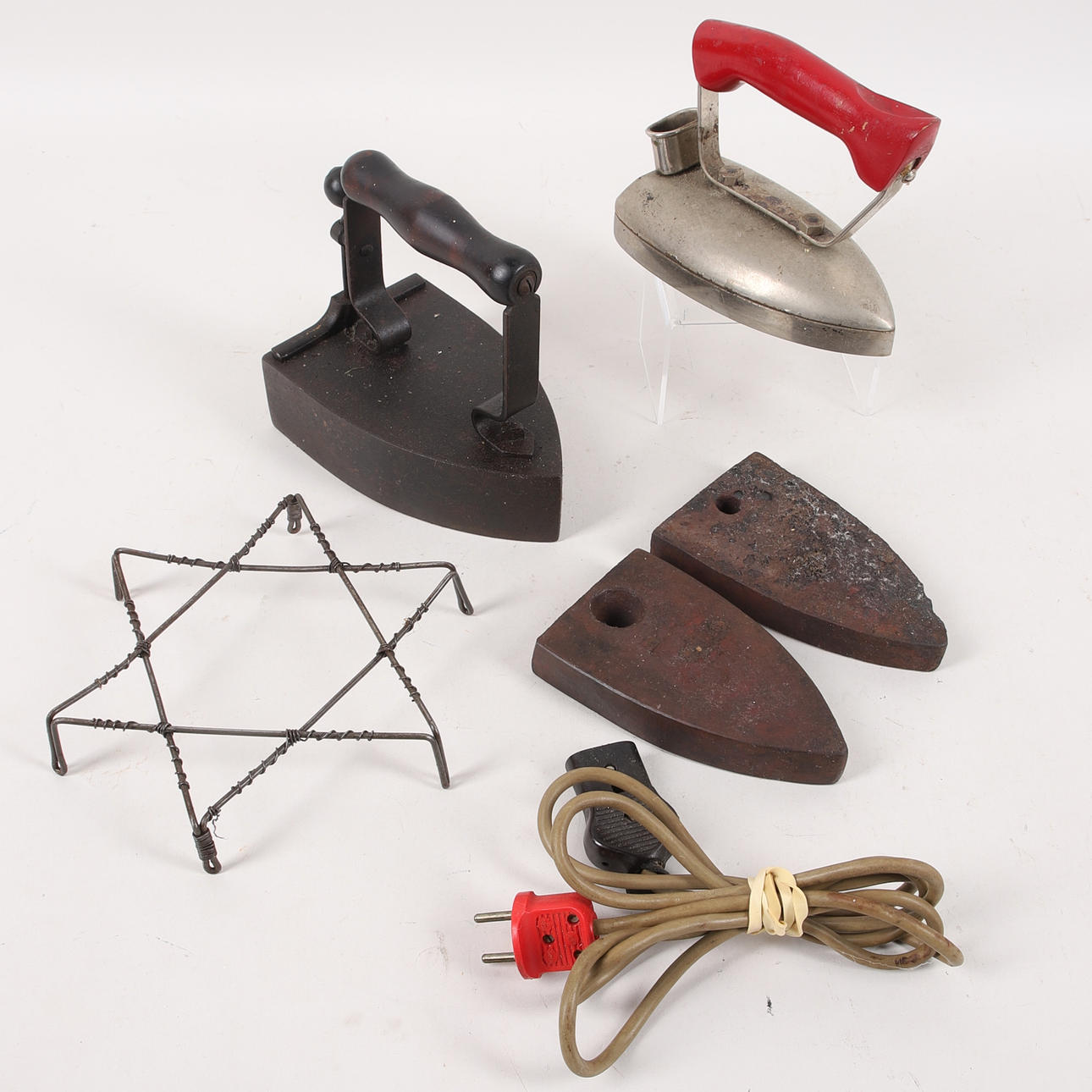 STRYKJÄRN, 2 st, med tillbehör.