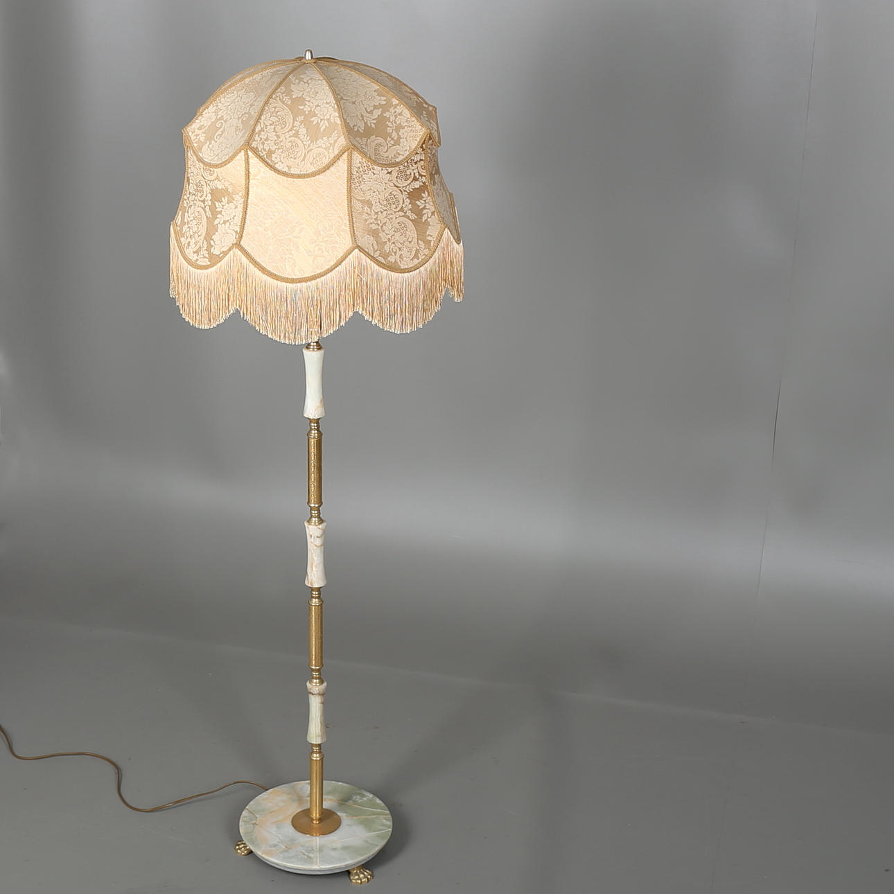 GOLVLAMPA i mässing och onyx, 1900-tal.