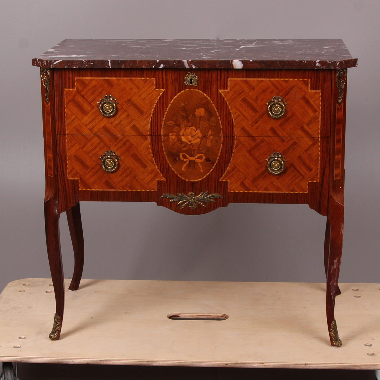 BYRÅ, med stenskiva, rokokostil, 1900-tal.