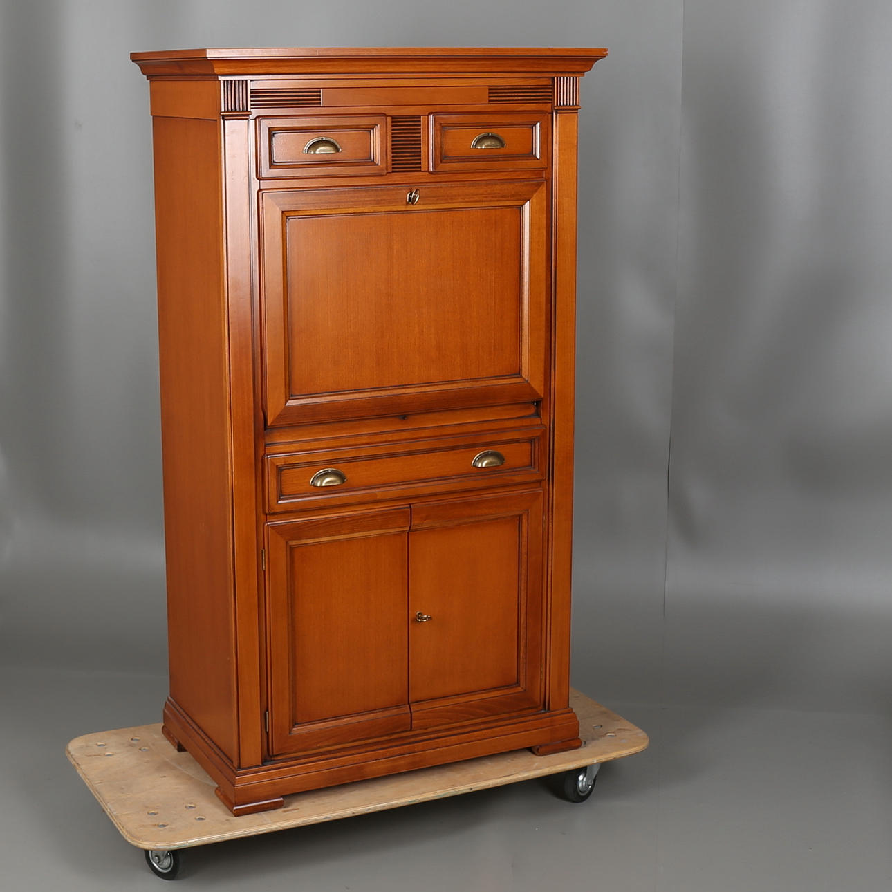 SOVRUMSMÖBEL/FÖRVARING i lövträ.