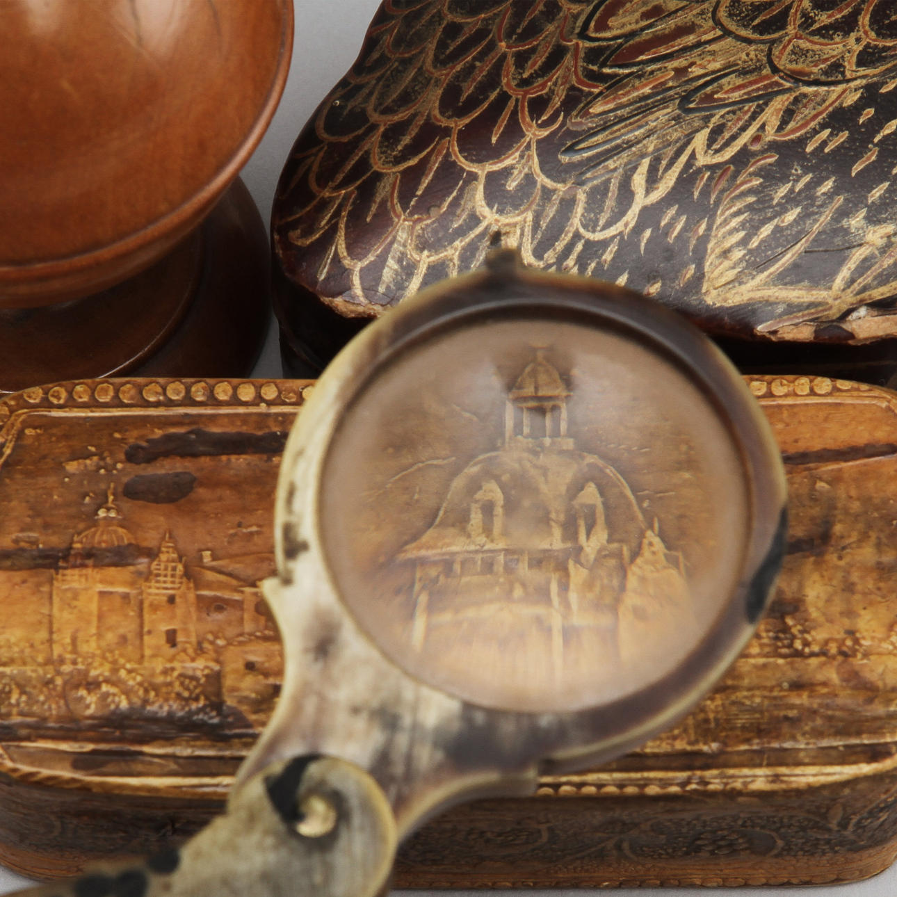 DOSOR, 3 st samt FÖRSTORINGSGLAS, 1800/1900-tal.