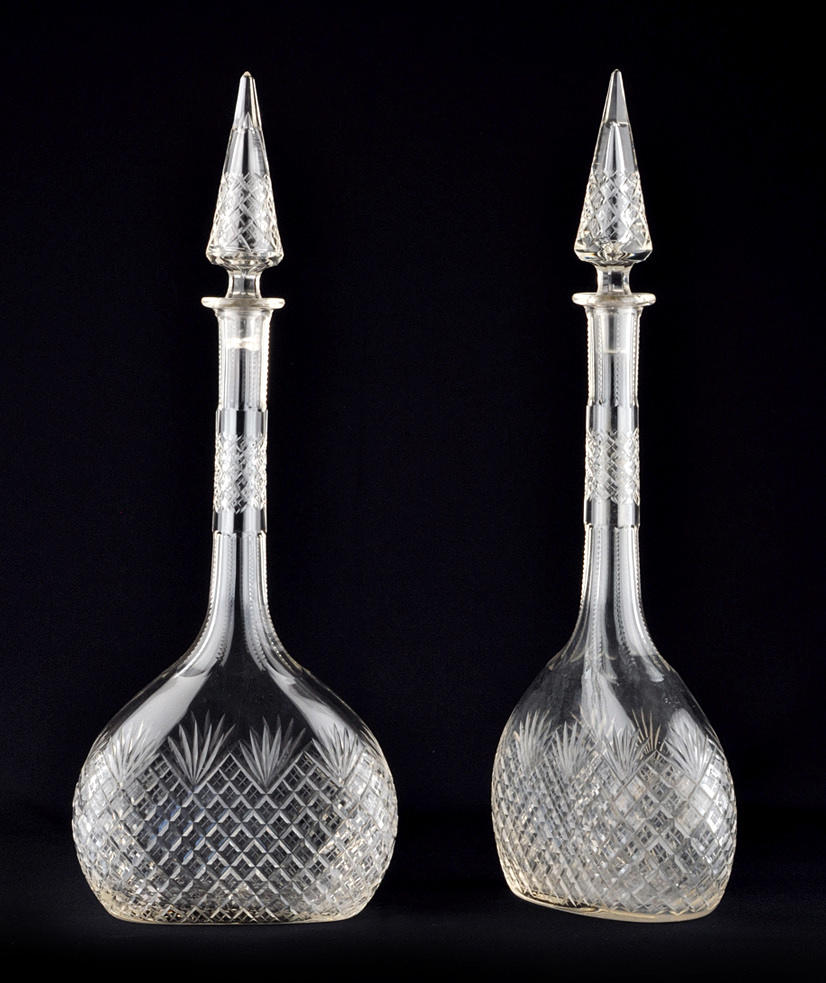 KRISTALL-KARAFFEN. 1 par Skär kristallglas.