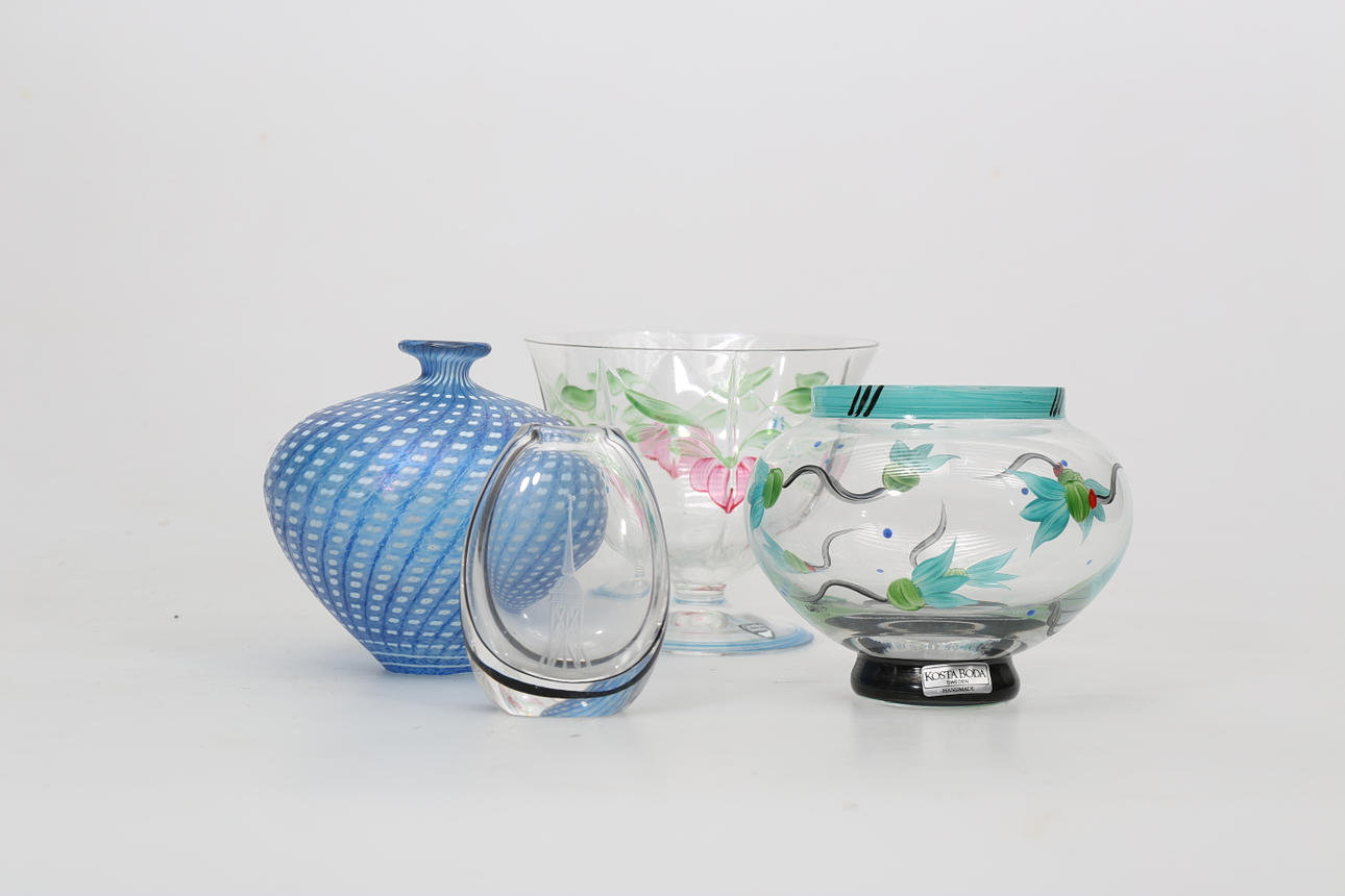 SKÅLAR OCH VAS, glas, 4 delar, bland annat Bertil Vallien.