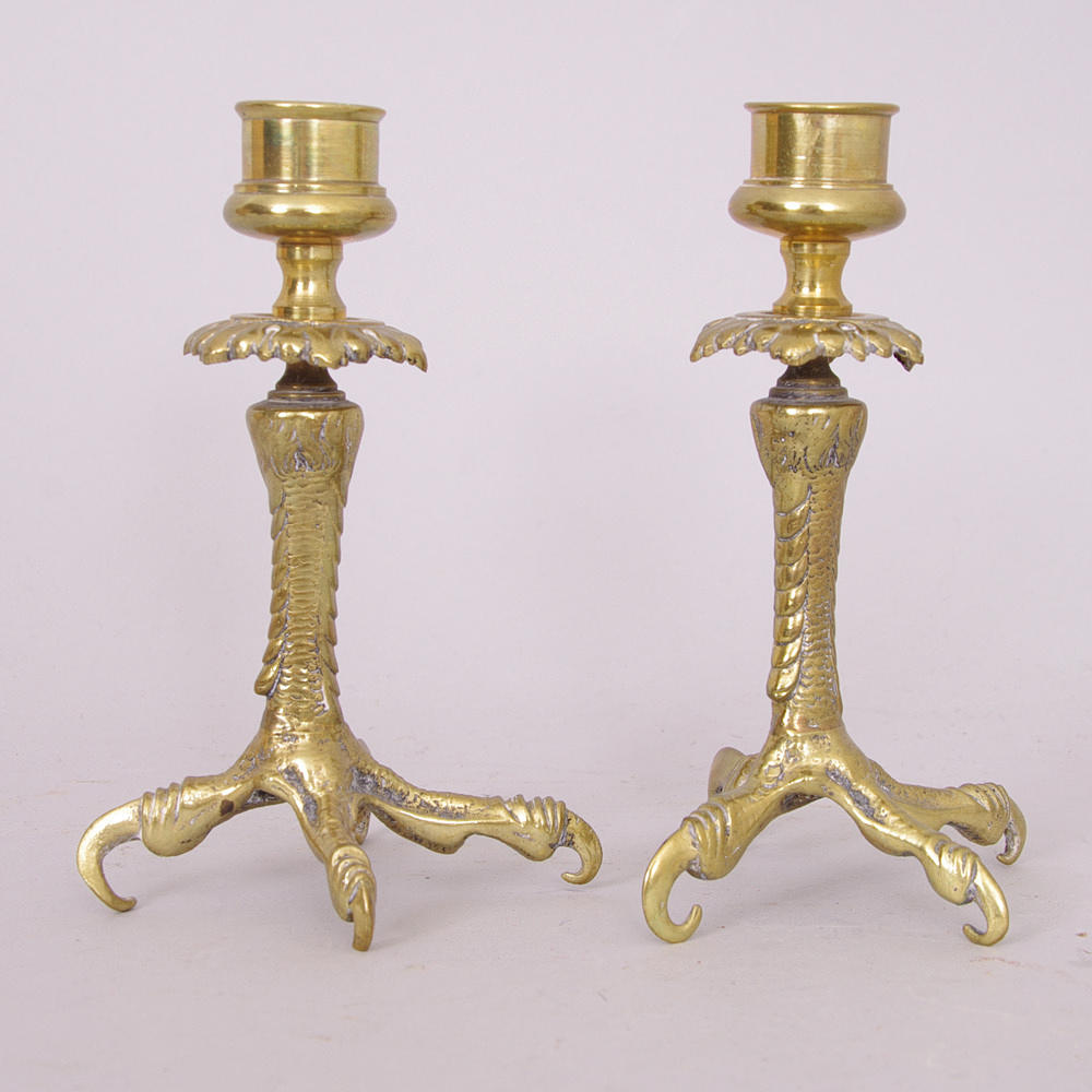 LJUSSTAKAR, 1 par med fötter i form av örnklor, mässing.