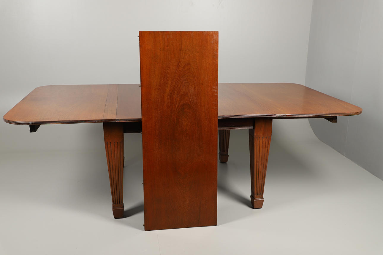 A LARGE WALNUT EXTENDING DINING TABLE. Furniture - Tables - Auctionet