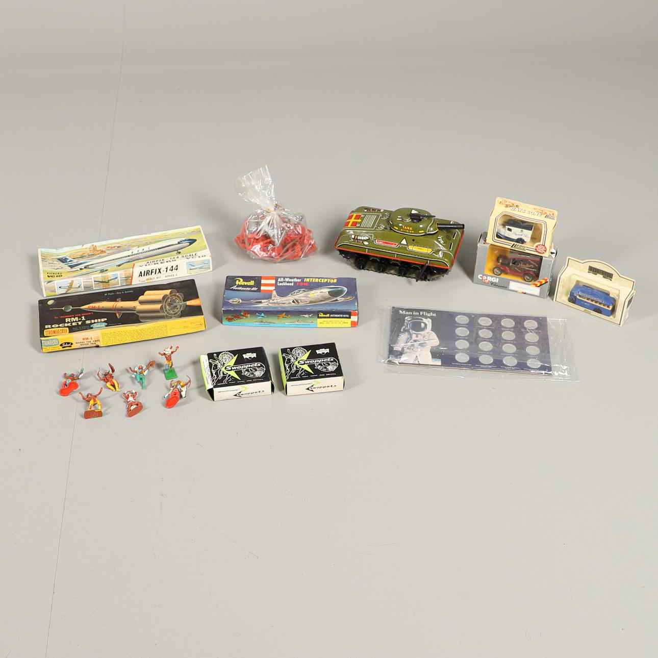 LOUIS MARX CLOCKWORK TANK, MODEL KITS & OTHER TOYS. Toys - Toys - Auctionet