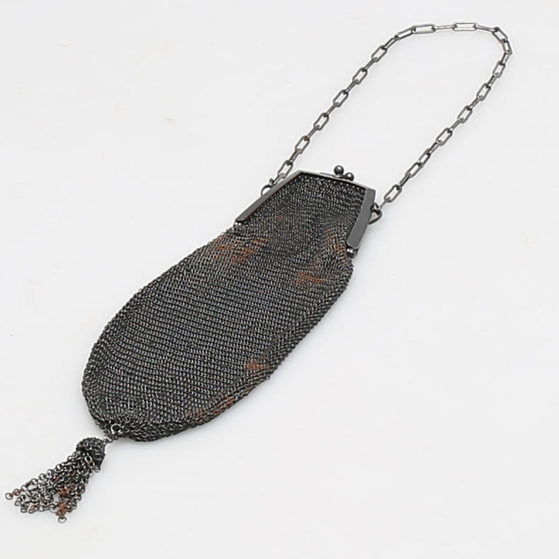 AFTONVÄSKA i metall, ringväv, 1920-tal.