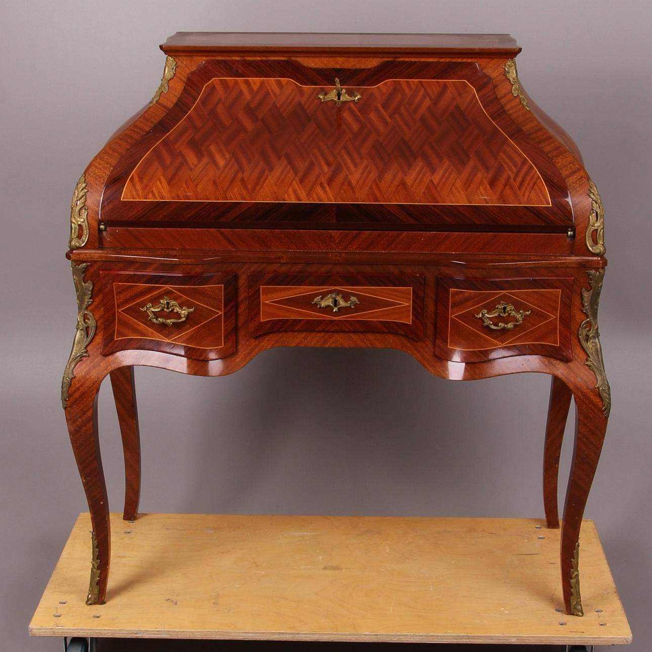 SEKRETÄR, rokokostil, 1900-talets första hälft.