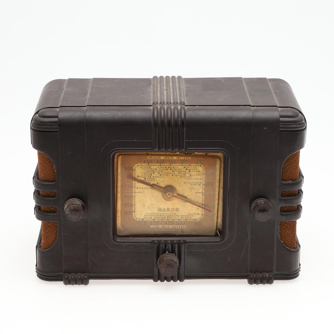 A VINTAGE GAROD BAKELITE RADIO.