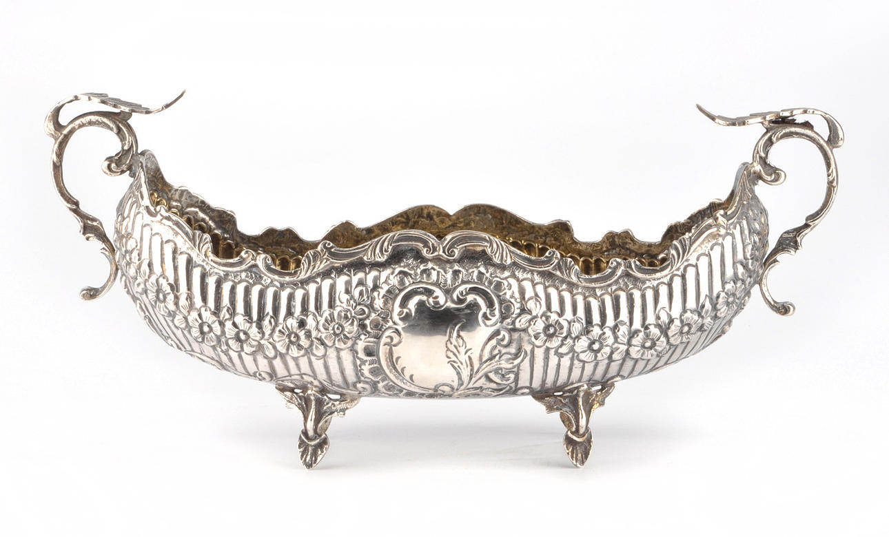 JARDINIERE. Blackboard båt. Silver stämplad 900 och krona. Dateras runt 1890.