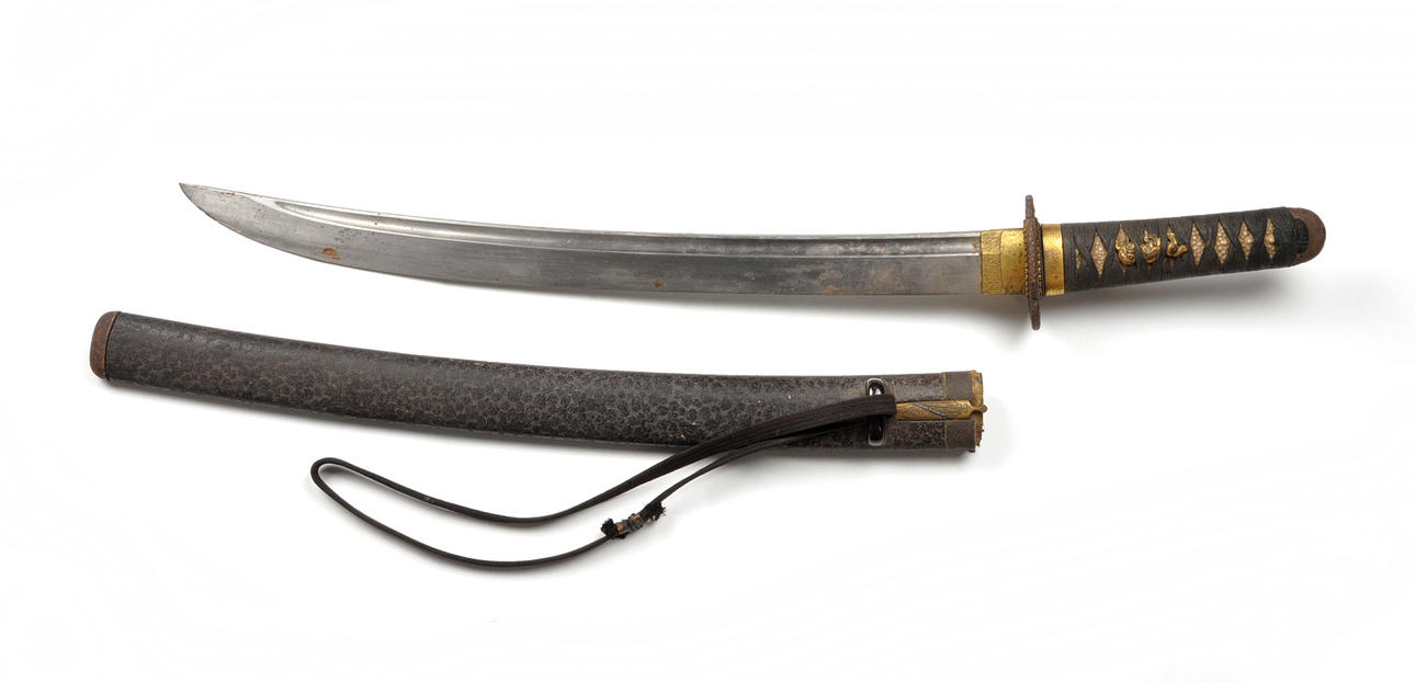 KATANA / SHINKEN. 2 små blad ingår, tsuba tidigare guldpläterade.