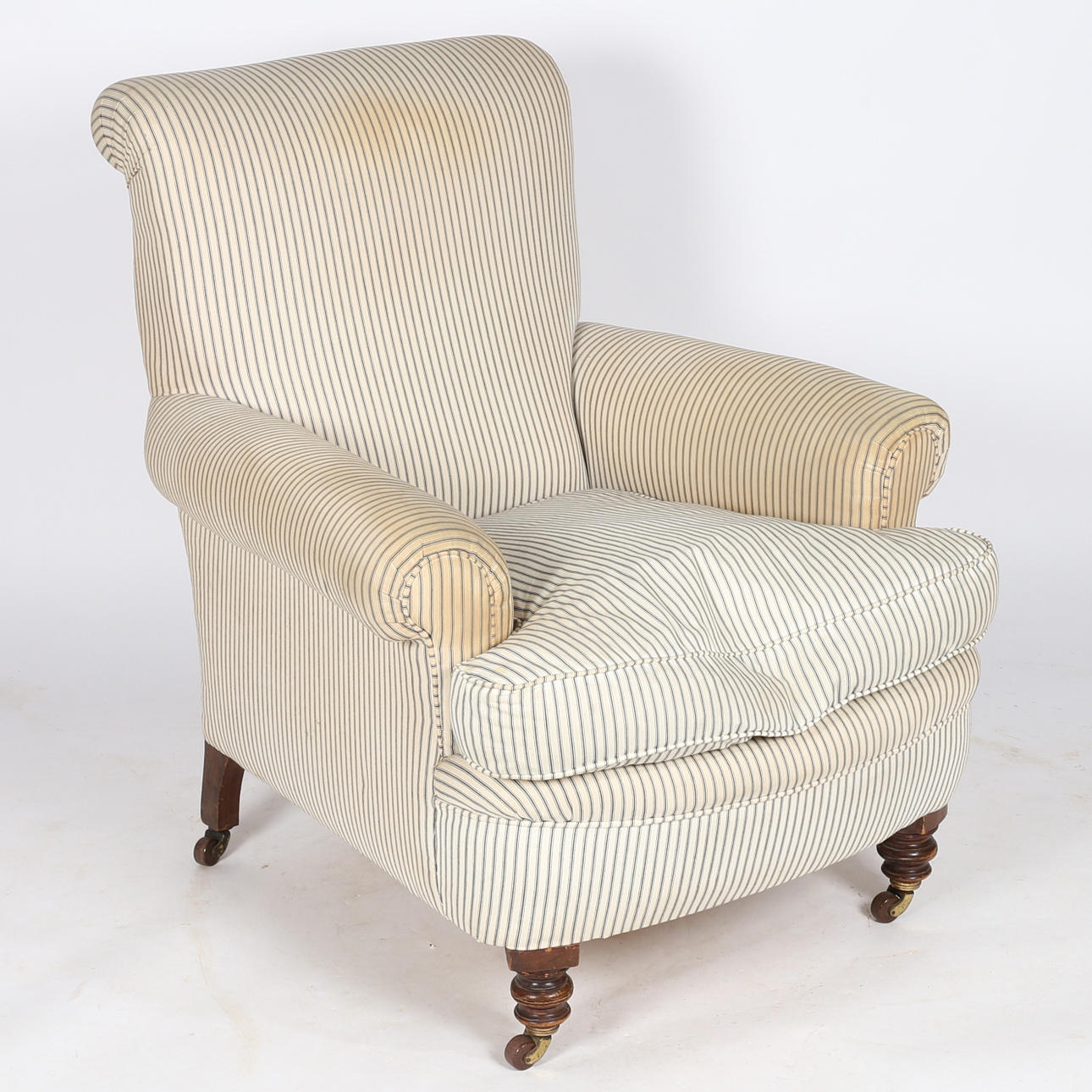 EIN VIKTORIANISCHER SITZSESSEL IM HOWARD & SONS-STIL.