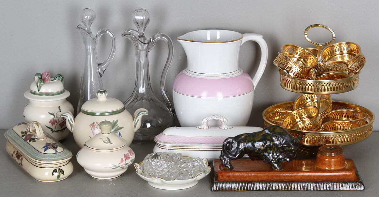 DIVERSE, keramik, glas och metall, bl.a. Bobergs fajansfabrik, Rörstrand.