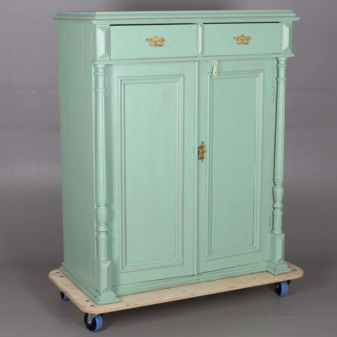 SKÄNK, grönmålad, 18/1900-tal.