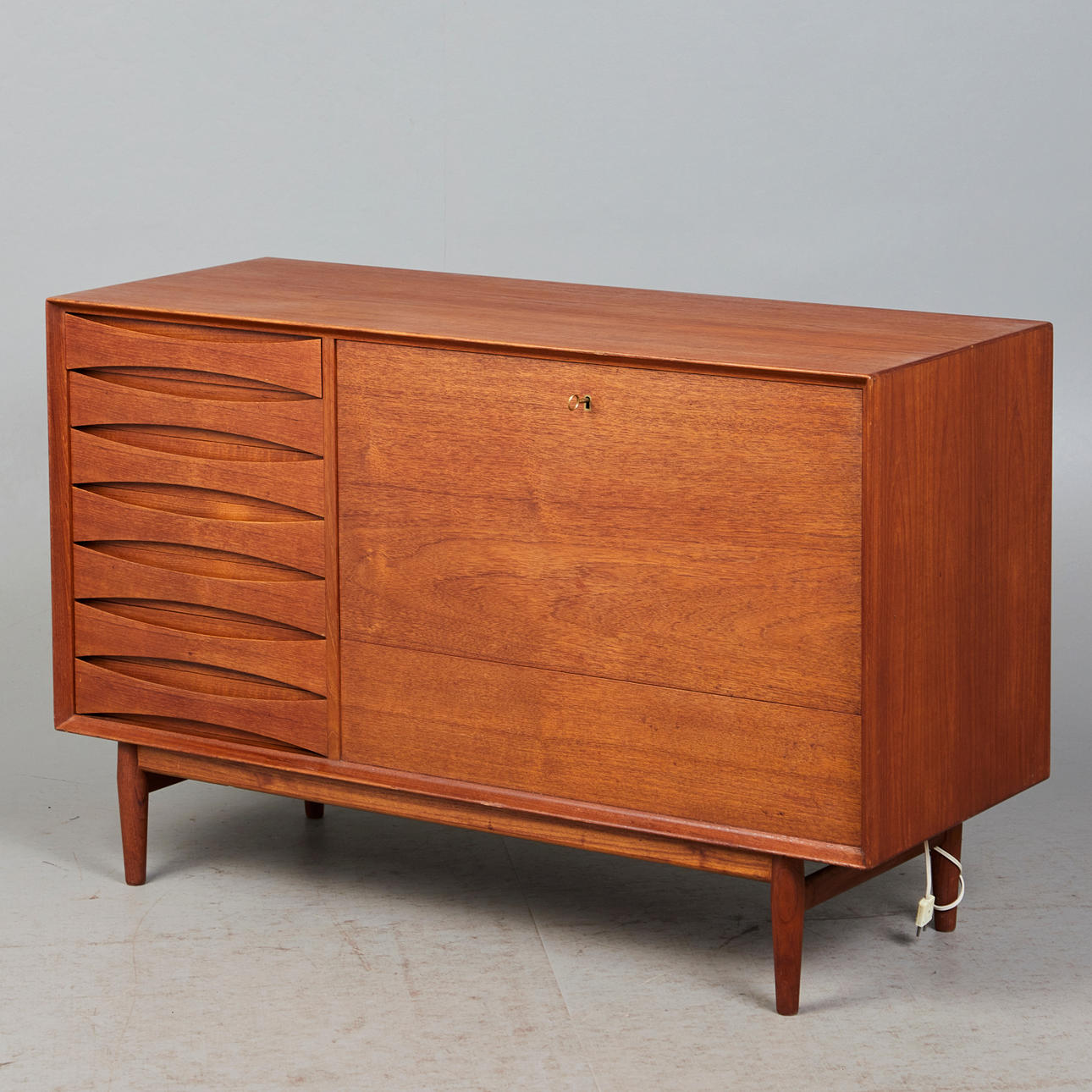 ARNE VODDER. Barskab / skab, teaktræ, 1960'erne, Danmark.