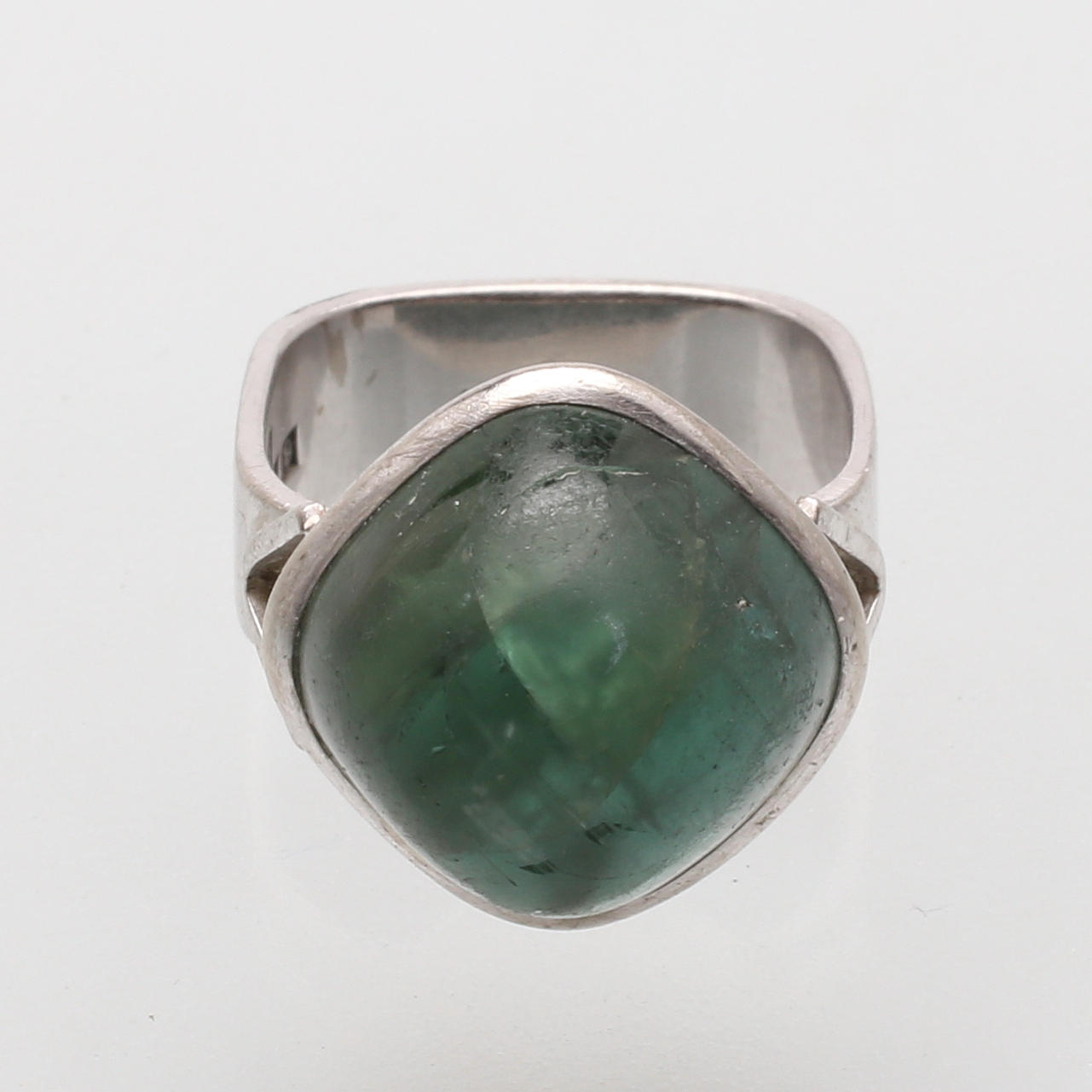 RING, 18K vitguld samt smaragd, totalvikt 15,43 gram, Thulin Gunther, Stockholm, 1970.