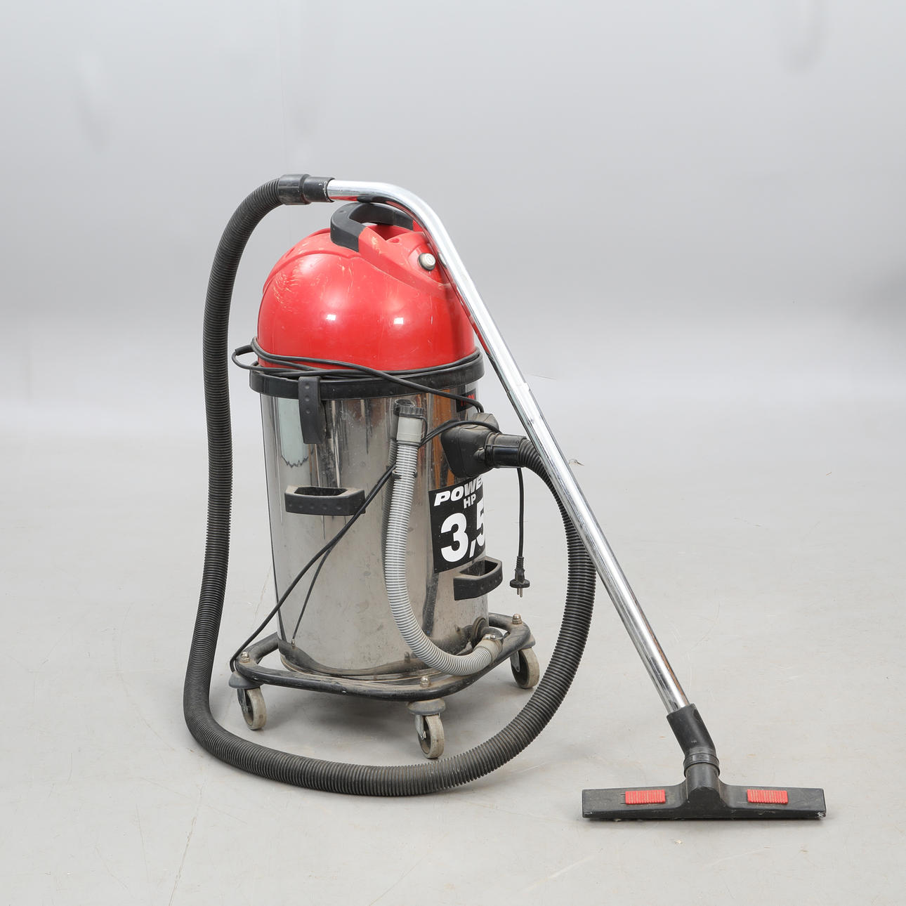 GROVDAMMSUGARE, Tron.