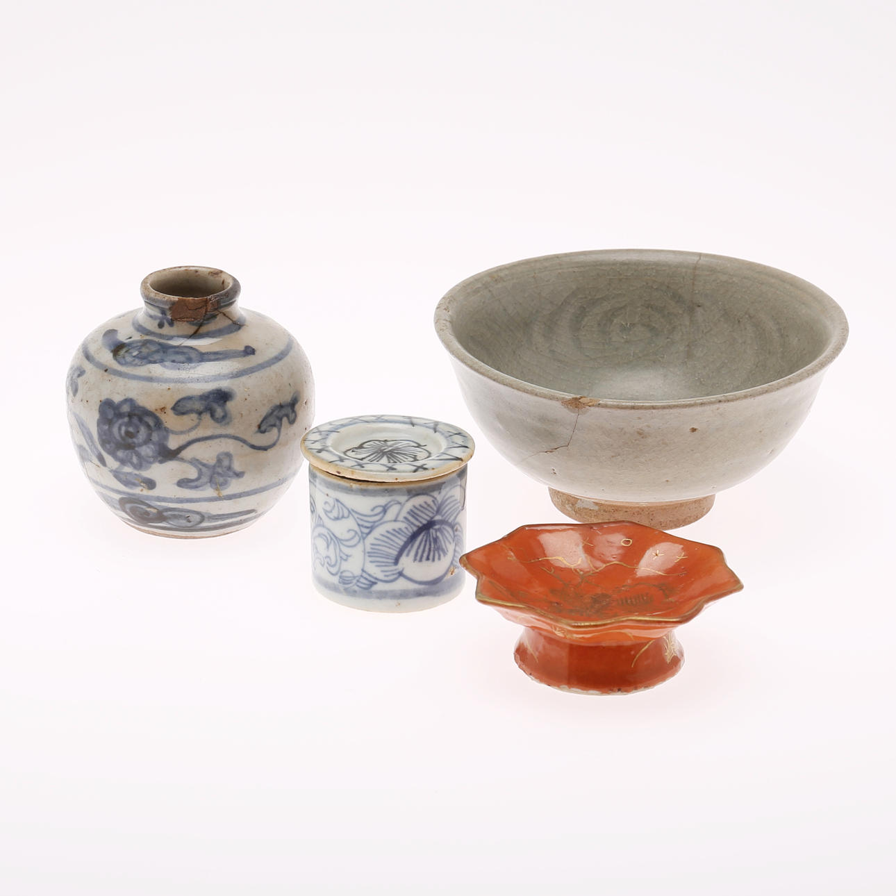 OBJETOS DE PORCELANA, 4 piezas, China.