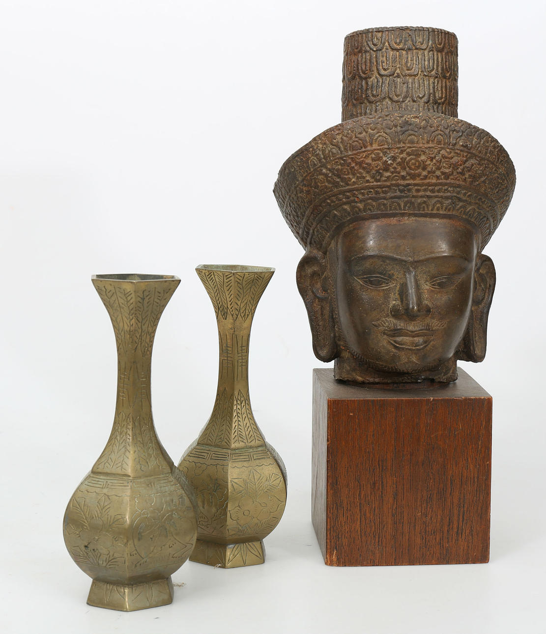 SKULPTUR OCH VASER, metall, 3 delar, Asien, 1900-tal.