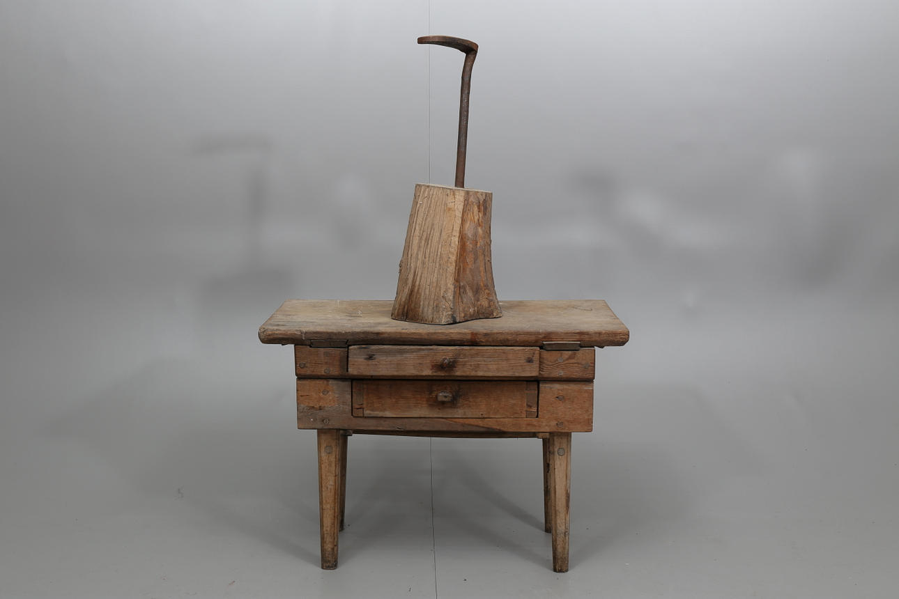 SKOMAKARBÄNK MED VERKTYG, trä och metall, 1800-tal.