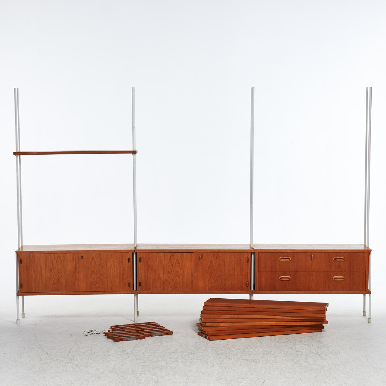 HYLLSYSTEM. 32 dlr, teak, stomme av metall, 1900-talets andra hälft ...
