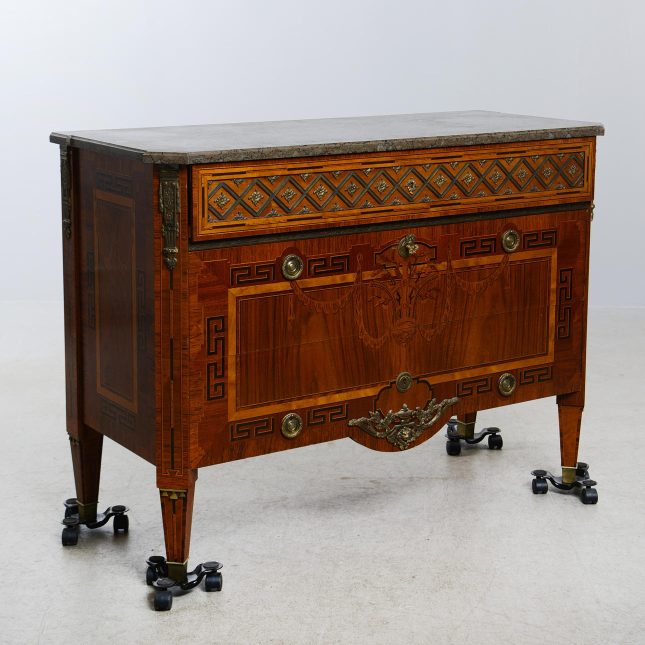 BYRÅ, sengustaviansk stil, 1900-tal.