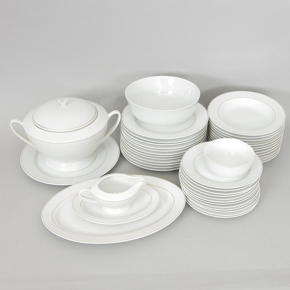 MATSERVIS, vitt porslin med guldrand.