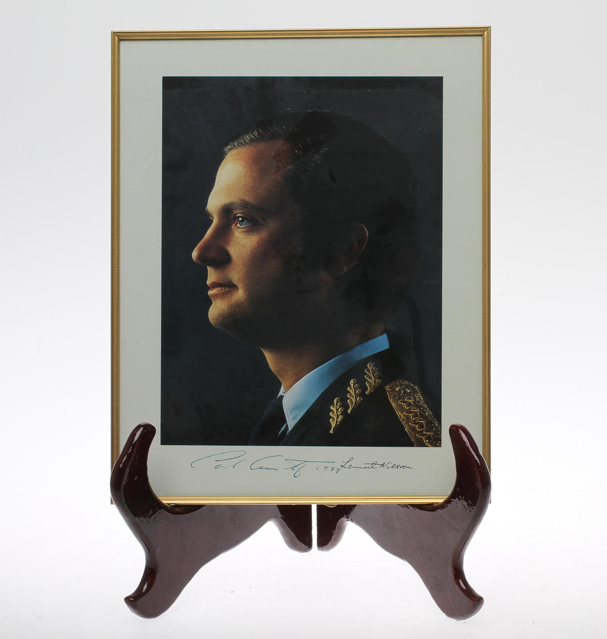 LENNART NILSSON. EFTER. fotografi föreställande samt signerat av kung Carl Gustaf XVI samt daterat 1974.