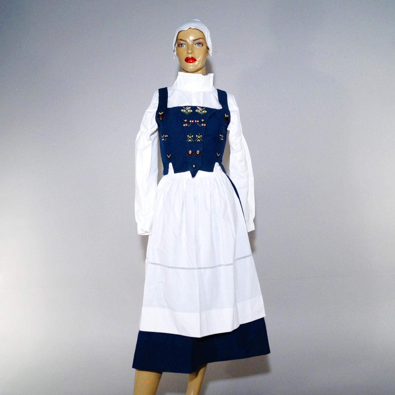 FOLKDRÄKT, Bohuslän, handsydd.