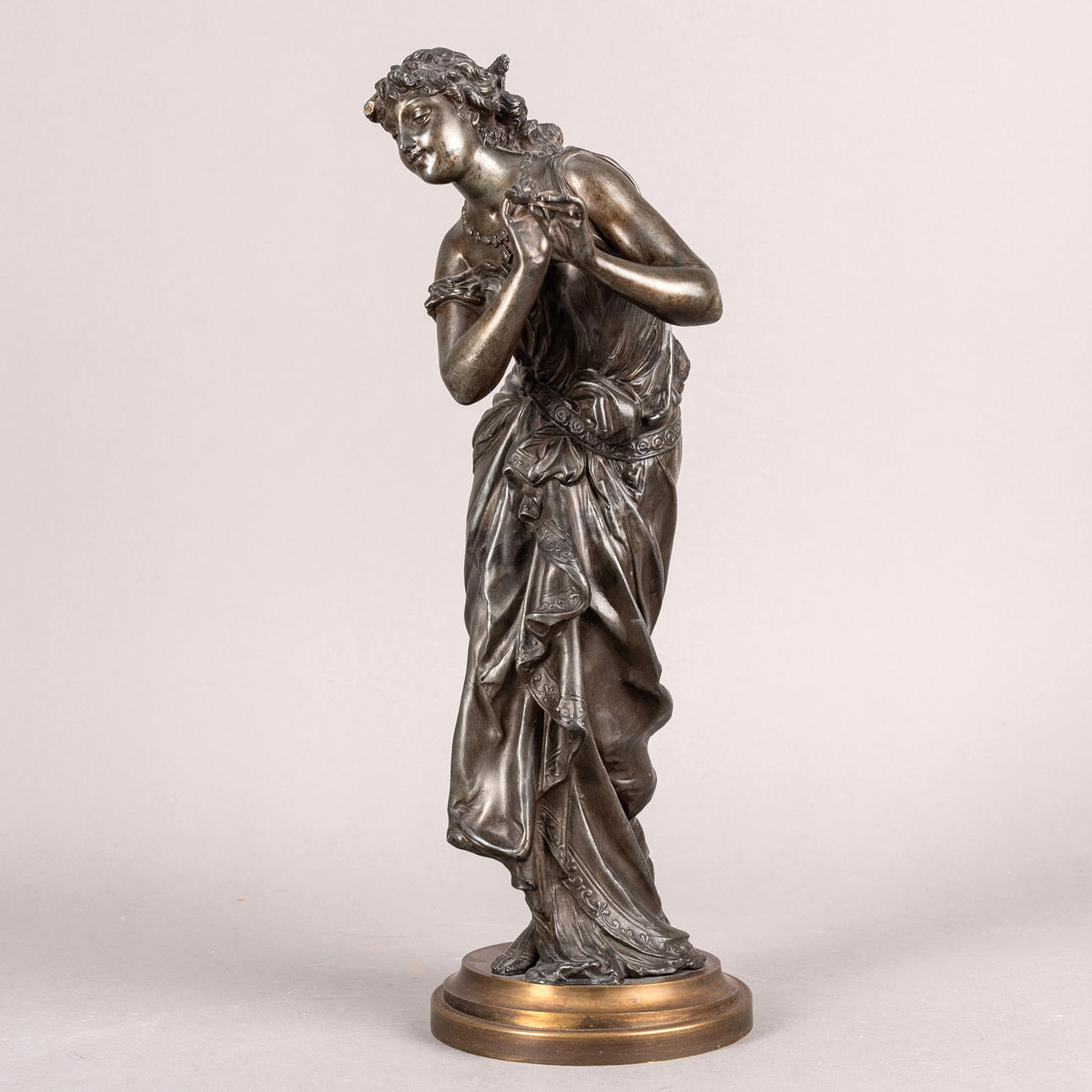 Figur, lampefod med kvindefigur, Frankrig, omkring 1900.