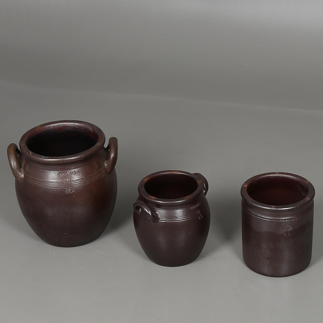 HÖGANÄSKRUS i saltglaserat lergods, 3 st, olika storlekar.