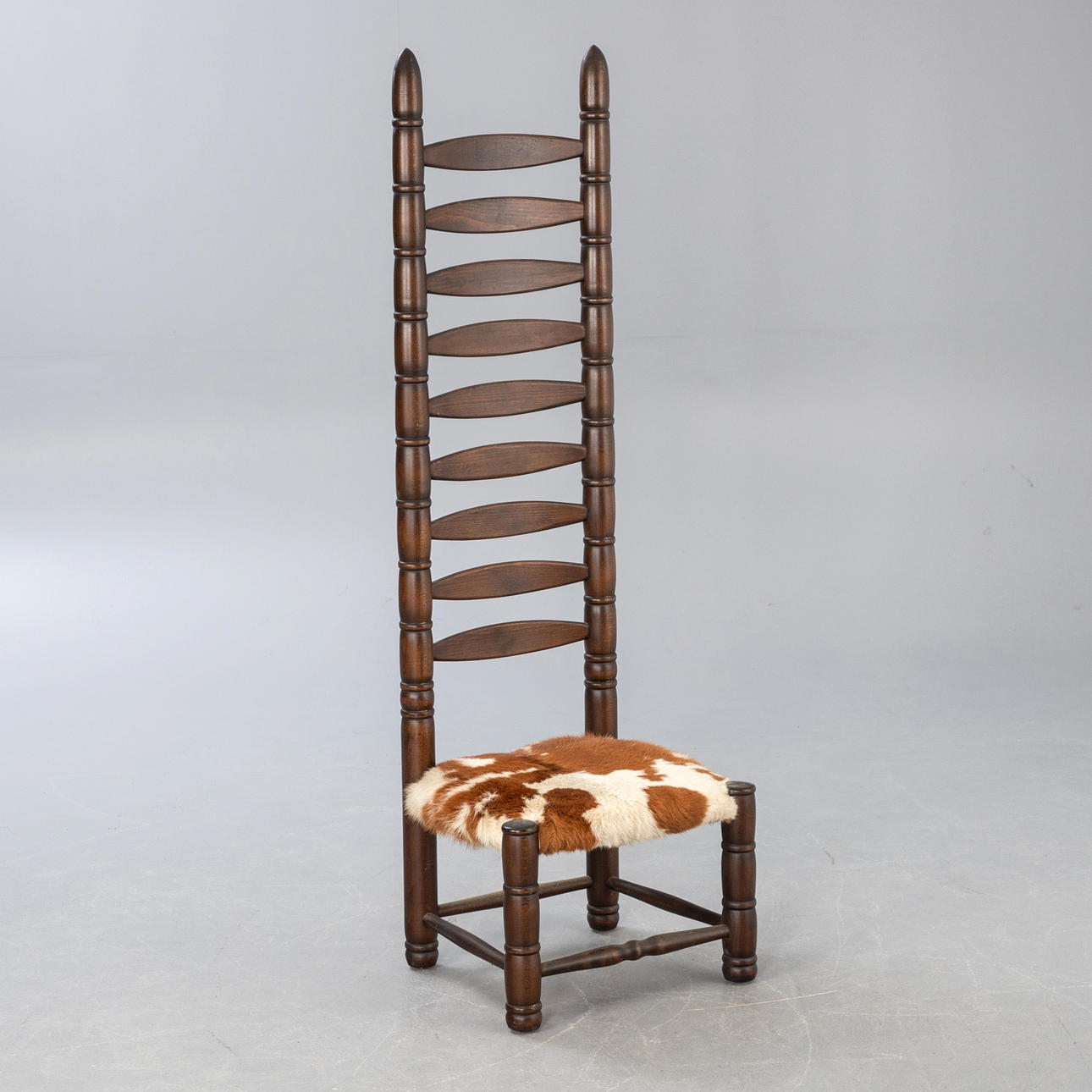 Silla escalera, madera y piel. 1960.