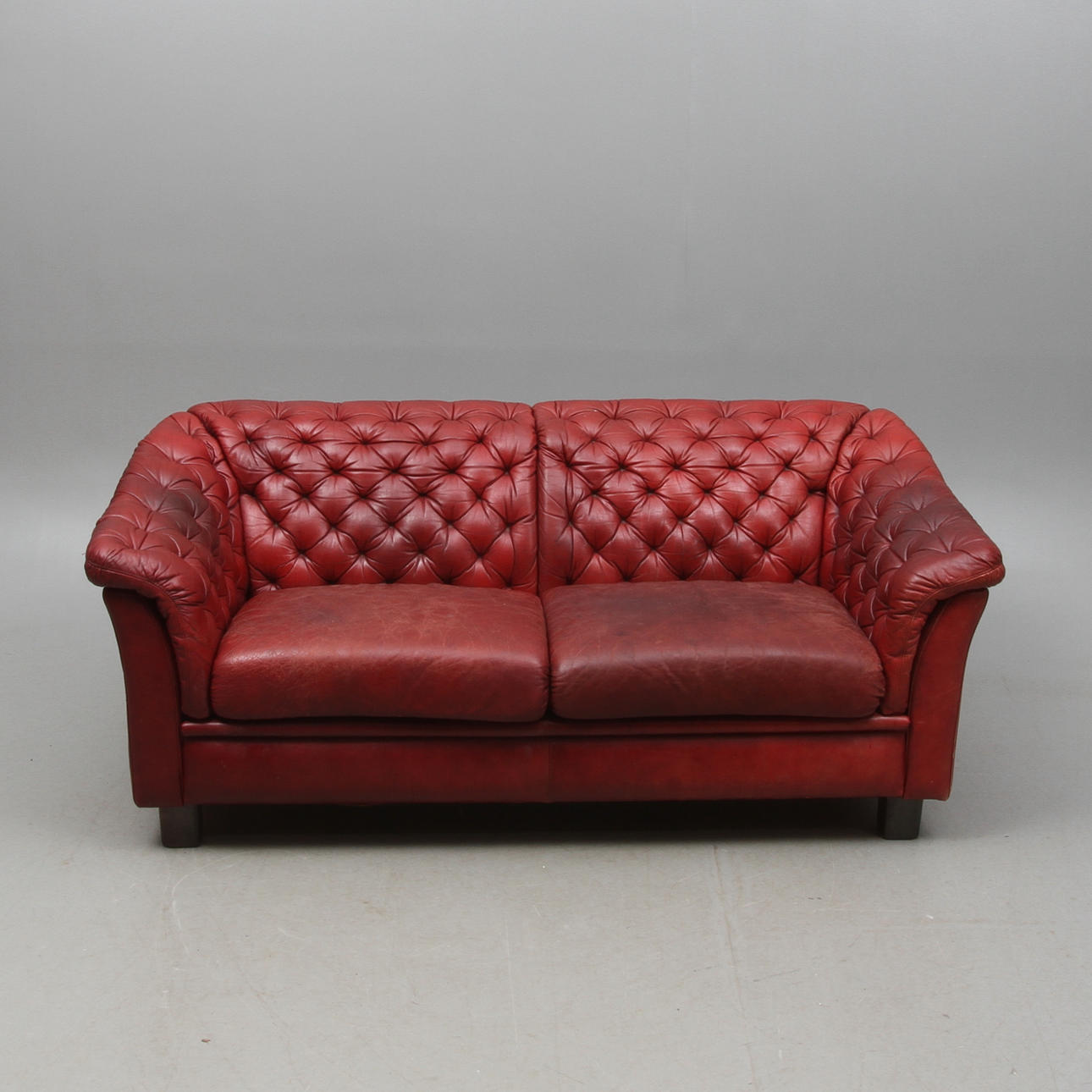 SOFFA, skinn, chesterfield modell, 1900-talets andra hälft.