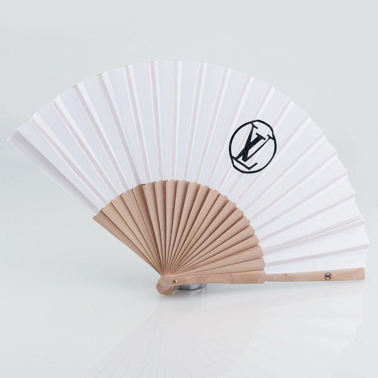 LOUIS VUITTON Fächer, Baumwolle, Holzrahmen.