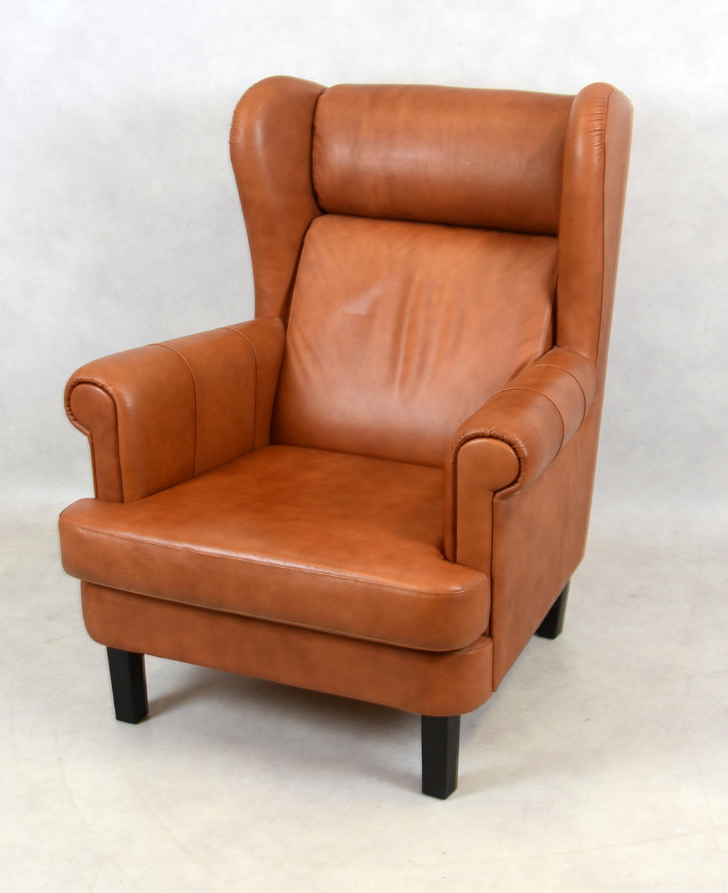 ÖRONLAPPSFÅTÖLJ, modern tillverkning.