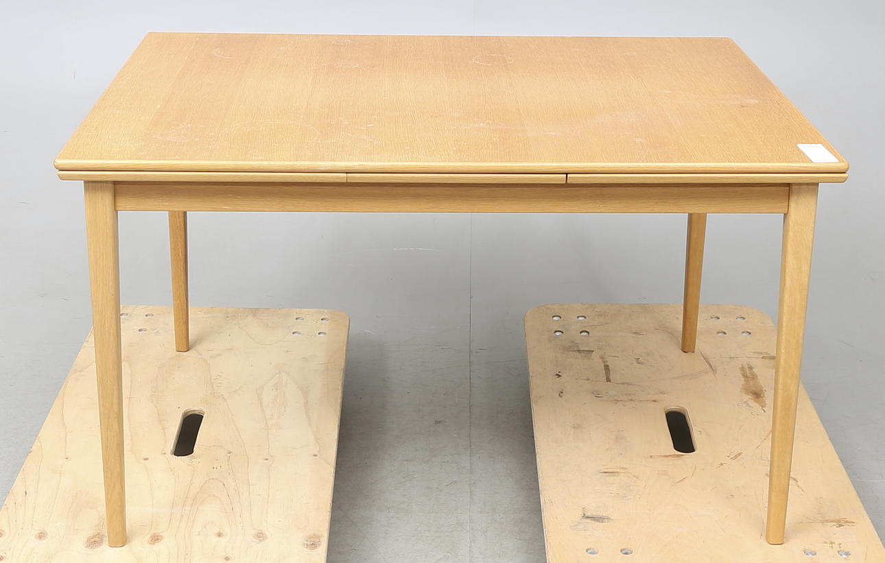 BORD samt 4 STOLAR, Johansson & söner Hyssna, stolar samt bord, 1900-talets andra hälft.