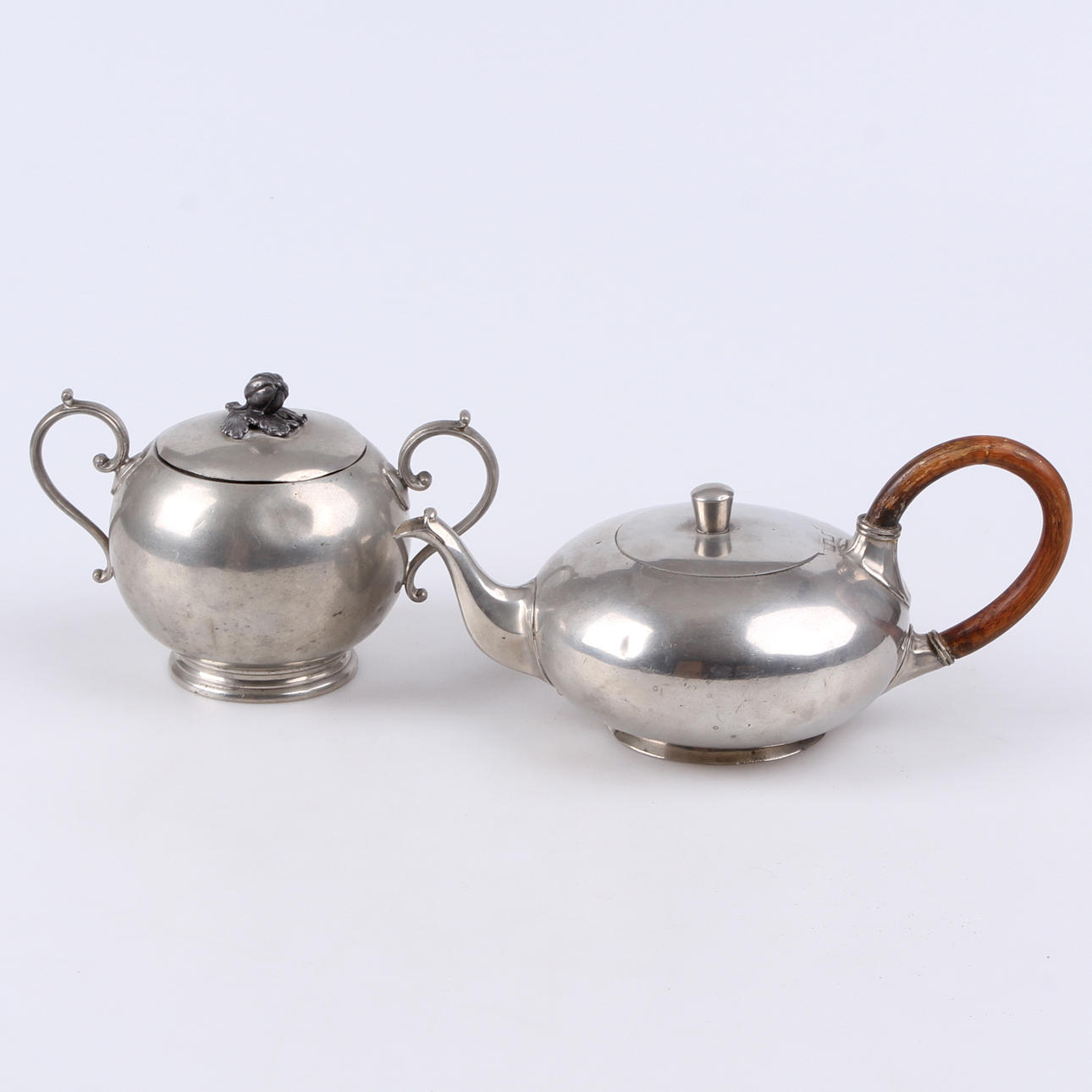 TEKANNA, samt sockerskål, tenn, Sheffield, England, 1900-talets första hälft.