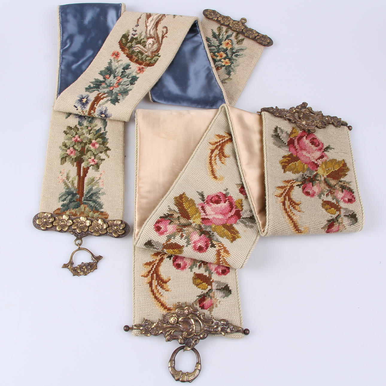 VÄGGBONADER, 2 st. Broderad textil samt mässing.