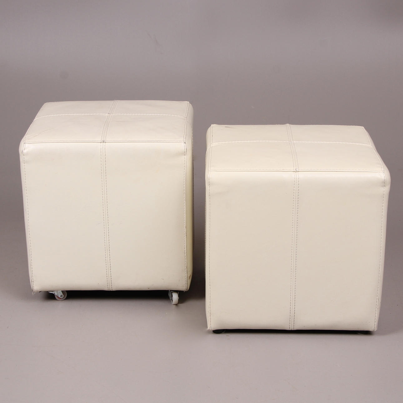 PALLAR, 2 st. Varav ena på hjul, skinn, samtida.