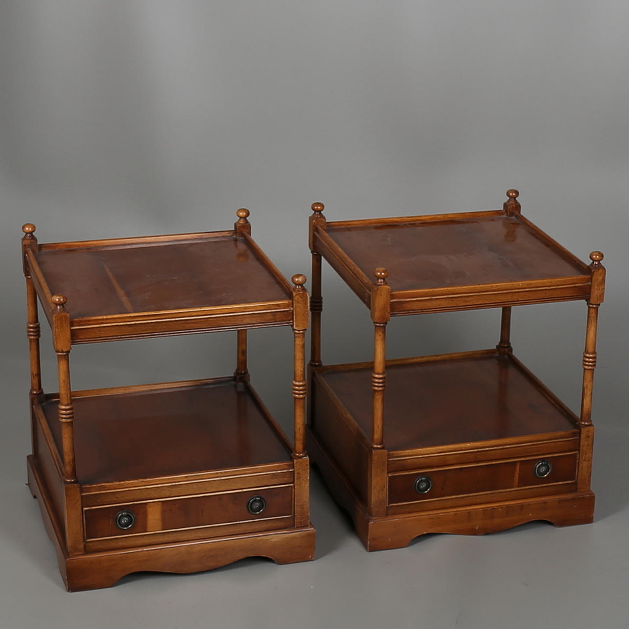 LAMPBORD i fanerat trä, ett par, 1900-talets senare hälft.