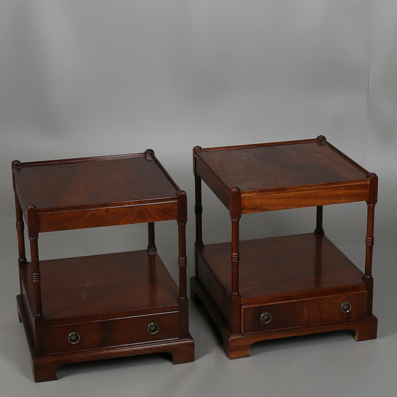 LAMPBORD i mahognyfanér, ett par, 1900-talets senare hälft.