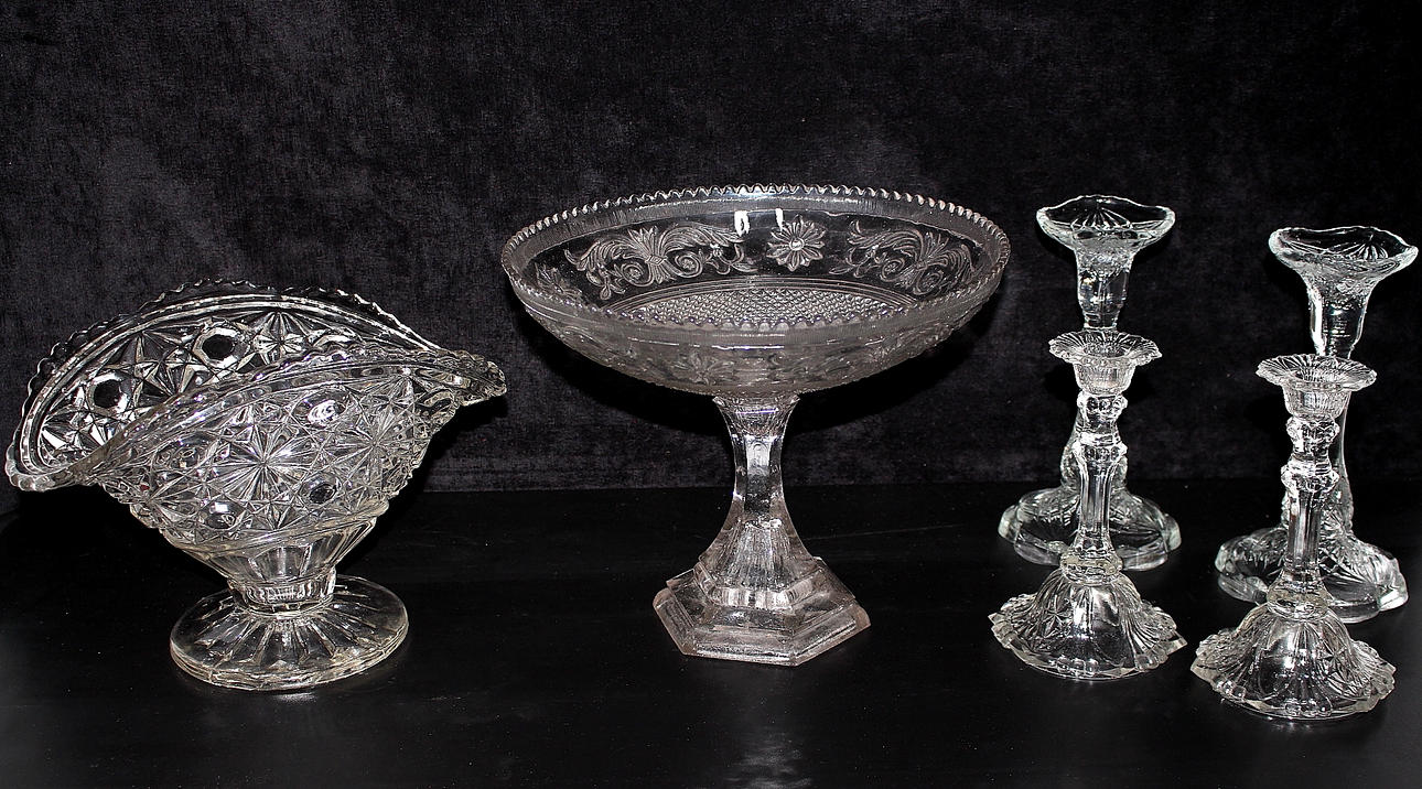 GLASFÖREMÅL. pressglas, 2 par ljusstakar, 2 st skålar på fot.