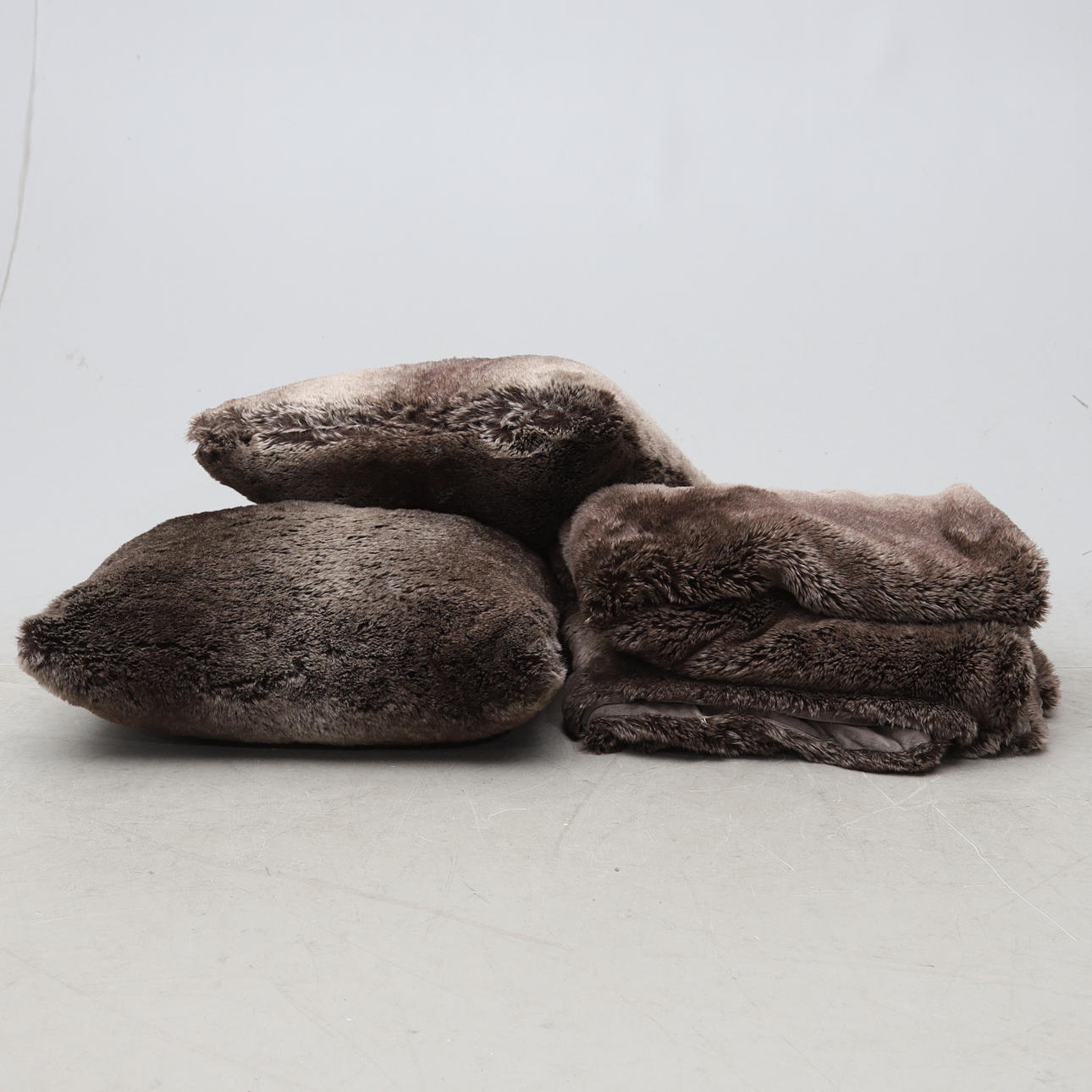 PLÄD samt KUDDAR, 2 st, pälsimitation, Newport.